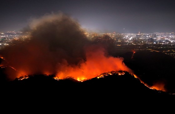28일 대구 북구 함지산에서 발생한 산불이 야간에도 꺼지지 않고 주택가 방향으로 번지고 있다. 이날 소방청은 국가소방동원령을 발령했다. [뉴시스]
