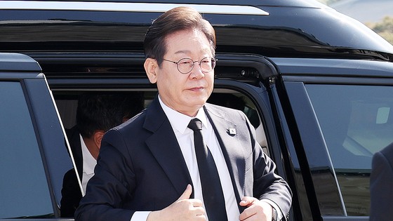  이재명 더불어민주당 제21대 대통령 선거 후보가 28일 오전 서울 동작구 국립서울현충원에 도착해 차에서 내리고 있다. 임현동 기자