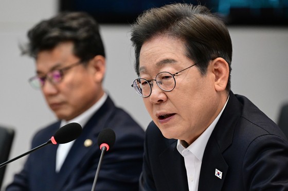 이재명 더불어민주당 대선 후보가 28일 오후 경기도 이천시 SK하이닉스 이천캠퍼스에서 열린 'K-반도체' AI메모리반도체 기업 간담회에 참석해 모두발언을 하고 있다. 뉴스1
