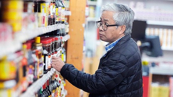  미국 텍사스주 가틀랜드에서 한 남성이 수입 양념 제품을 살펴보고 있다. AP=연합뉴스