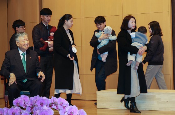 이중근 부영그룹 회장이 지난 2월 5일 오전 서울 중구 부영태평빌딩에서 열린 시무식에서 출산 직원에게 출산장려금 지급을 위해 대기해 있다. 연합뉴스
