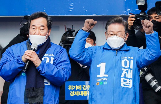 이낙연 당시 더불어민주당 총괄선대위원장이 2022년 2월 18일 전남 순천 연향패션거리에서 열린 당시 이재명 대선 후보의 유세에 참석해 지지 연설을 하고 있다. 뉴시스