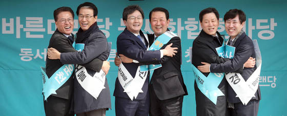 2018년 3월 9일 오후 경남 하동군 화개장터에서 열린 바른미래당 동서화합한마당에서 유승민, 박선주 공동대표 등이 포옹하고 있다. 왼쪽부터 정운천 의원, 권오을 전 의원, 유-박 공동대표, 주승용 의원, 하태경 의