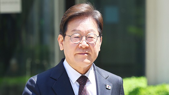  더불어민주당 이재명 대선 후보가 29일 서울 서초구 서울중앙지방법원에서 열린 '대장동 배임ㆍ성남FC 뇌물' 1심 속행 공판이 끝난 뒤 법원을 나서고 있다. 연합뉴스