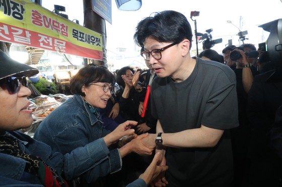 한동훈 국민의힘 대선 경선 후보가 28일 오후 충북 청주시 육거리종합시장에 도착해 지지자들과 인사하고 있다. 뉴스1
