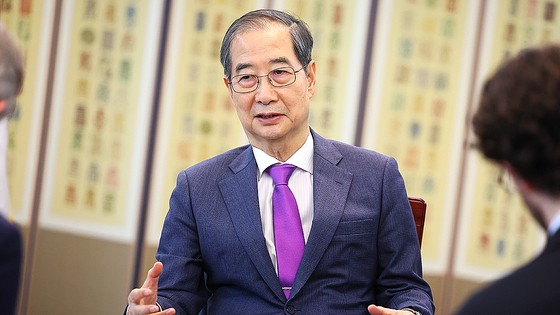 한덕수 대통령 권한대행이 22일 서울 종로구 정부서울청사에서 영국 언론사 '더 이코노미스트'와 인터뷰하고 있다. 국무총리실 제공