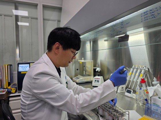 지난 24일 원주 국과수 본원에서 조영훈 국과수 화학과 음주연구실장이 실험을 진행하고 있다. 조 실장은 "새 위드마크 공식은 화학과 감정관 모두의 보이지 않는 노력이 담겨 있다"고 강조했다. 이영근 기자