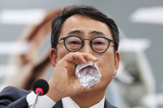 30일 오전 서울 여의도 국회에서 열린 과학기술정보방송통신위원회 전체회의에서 유영상 SKT텔레콤 사장이 물을 마시고 있다. 뉴시스