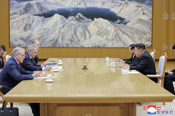김정은 북한 국무위원장이 지난 21일 방북한 세르게이 쇼이구 러시아 국가안보회의 서기와 ″반갑게 상봉하고 신뢰적이며 따뜻한 분위기 속에서 담화를 나눴다″고 조선중앙통신이 22일 보도했다. 연합뉴스