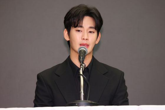 <b>김수현</b> 측, <b>가세연</b> <b>추가 고소</b> "지속적 <b>스토킹</b> 행위 중단하라"
