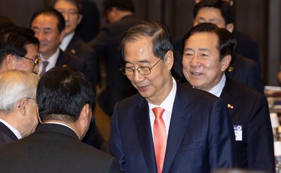 한덕수 대통령 권한대행 국무총리가 30일 서울 영등포구 중소기업중앙회에서 열린 ‘중소기업 규제혁신 현장 소통 간담회’에서 참석자들과 인사하고 있다. 대통령실사진기자단 중앙일보 김현동 