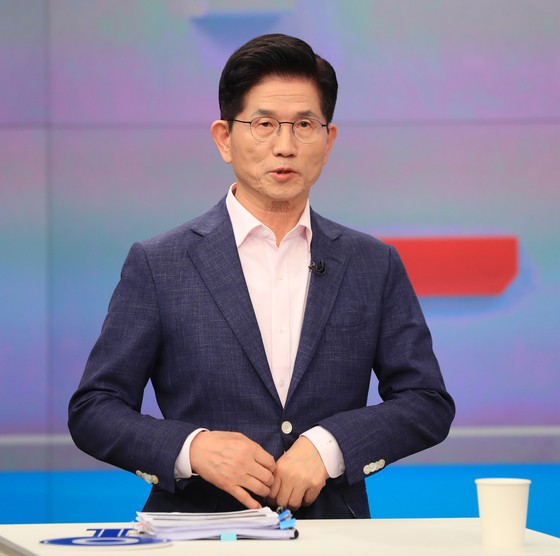 2025년 4월 30일 오후 서울 중구 TV조선에서 국민의힘 제21대 대통령선거 경선 결선투표에 진출한 김문수 후보가 토론 준비를 하고 있다. 국회사진기자단