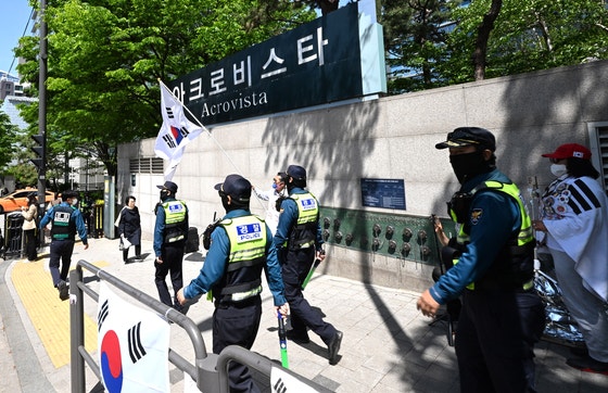 30일 오후 경찰이 서울 서초동 윤 전 대통령 사저 앞을 순찰하고 있다. 김경록 기자