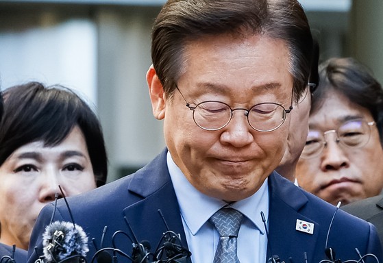 이재명 더불어민주당 대표가 지난해 11월 15일 오후 서울중앙지법에서 열린 공직선거법 위반 혐의 관련 1심 선고 공판을 마친 뒤 청사를 나서고 있다. 최기웅 기자
