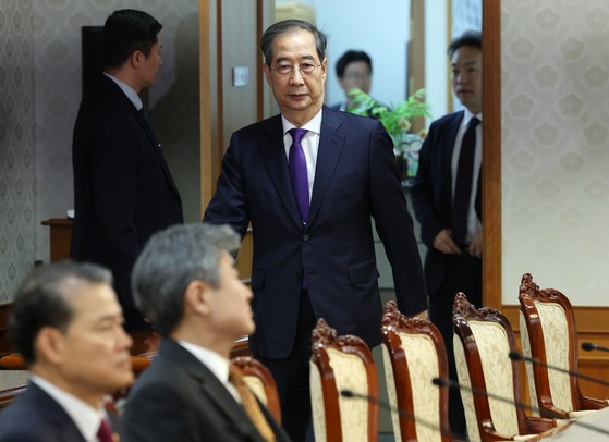 한덕수 대통령 권한대행 국무총리가 1일 정부서울청사에서 열린 안보관계장관회의에 입장하고 있다.연합뉴스