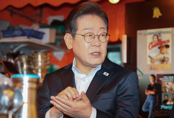 이재명 더불어민주당 대선 후보가 1일 서울 종로구의 한 포차 식당에서 '당신의 하루를 만드는, 보이지 않는 영웅들'이란 주제로 배달 라이더, 택배 기사 등 비(非)전형 노동자들과 간담회를 하고 있다. 연합뉴스