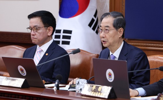 최상목 부총리 겸 기획재정부 장관(왼쪽)과 한덕수 대통령 권한대행 국무총리. 대통령실사진기자단