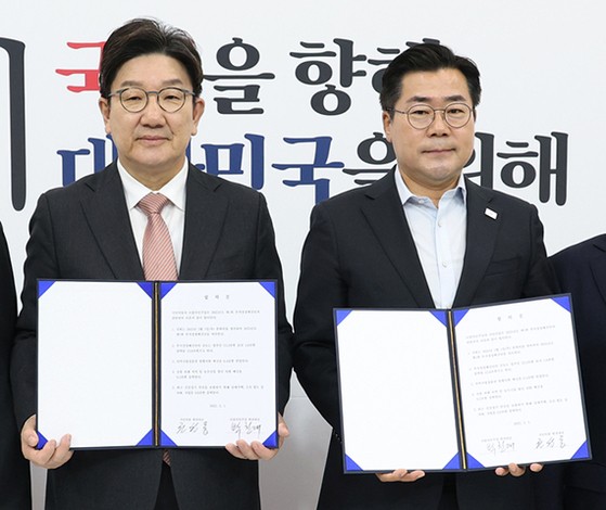 권성동 국민의힘 원내대표(왼쪽)와 박찬대 더불어민주당 당 대표 직무대행 겸 원내대표가 1일 국회에서 2025년 추가경정예산안 합의문에 서명한 뒤 기념촬영을 하고 있다. [뉴스1]