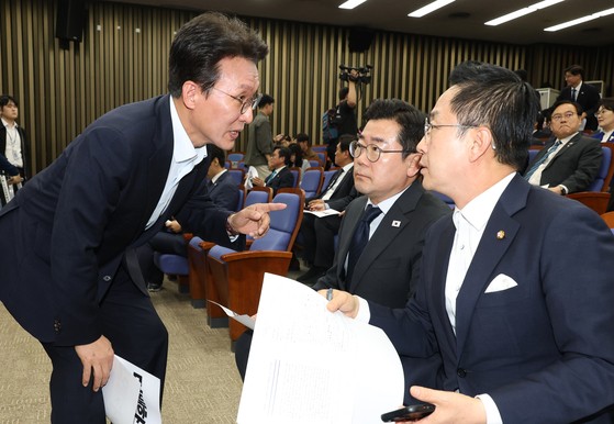 박찬대(가운데) 더불어민주당 대표 직무대행 겸 원내대표와 박성준(오른쪽) 원내수석부대표, 김민석(왼쪽) 최고위원이 1일 오후 국회에서 열린 긴급 의원총회에서 대화하고 있다. 뉴스1