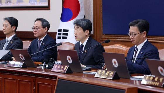 이주호 대통령 권한대행 부총리 겸 교육부장관이 2일 서울 종로구 정부서울청사에서 열린 임시 국무회의에서 모두발언을 하고 있다. 대통령실사진기자단 