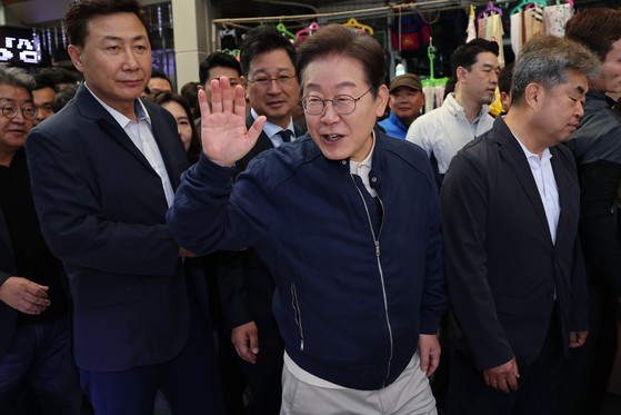 더불어민주당 이재명 대선 후보가 '골목골목 경청투어' 접경지역 방문 이틀째인 2일 강원도 철원군 동송전통시장에서 상인들과 만나 인사하고 있다. 연합뉴스