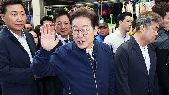  더불어민주당 이재명 대선 후보가 '골목골목 경청투어' 접경지역 방문 이틀째인 2일 강원도 철원군 동송전통시장에서 상인들과 만나 인사하고 있다. 연합뉴스