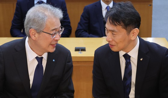 이복현 금융감독원장(오른쪽)과 임종룡 우리금융그룹 회장이 지난 2월13일 서울 한국금융연수원에서 열린 사외이사 양성 및 역량 강화 업무협약식에서 대화하고 있다.연합뉴스