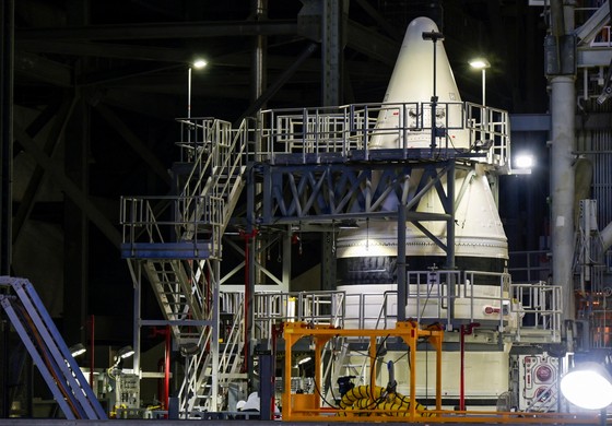 지난 3월 7일 미국 플로리다주 케네디우주센터에서 열린 미 항공우주국(NASA) 미디어데이 행사에서 공개된 아르테미스 고체 로켓 부스터.로이터=연합뉴스