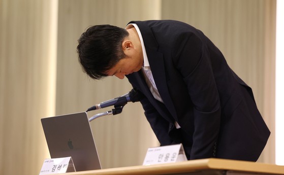 김석환 위믹스재단 대표가 3월 17일 경기도 성남 분당구 판교 한컴타워에서 열린 위믹스 가상화폐 해킹 피해 관련 긴급 간담회에서 고개 숙여 사과하고 있다.연합뉴스