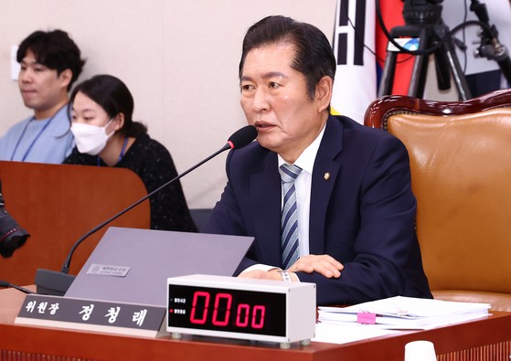정청래 법제사법위원장이 2일 오전 서울 여의도 국회에서 열린 법제사법위원회 전체회의에서 발언하고 있다.뉴스1
