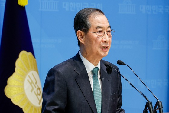 한덕수 전 국무총리가 2일 오전 서울 여의도 국회 소통관에서 '국민께 드리는 약속'을 주제로 제21대 대통령 선거 출마를 선언하고 있다. 뉴스1