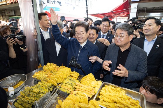 더불어민주당 이재명 대선 후보가 '골목골목 경청투어' 접경지역 방문 이틀째인 2일 강원 철원군 동송전통시장에서 시민들에게 인사하고 있다. 연합뉴스.