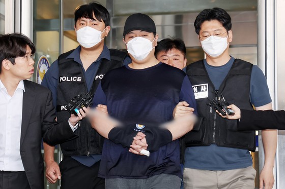 서울 강북구 미아동 마트에서 흉기를 휘둘러 1명을 살해하고 1명을 다치게 한 김성진(33·남)이 1일 오전 서울 검찰로 구속 송치되고 있다.  김 씨는 지난달 22일 4호선 미아역 인근 마트에서 흉기로 40대 여성