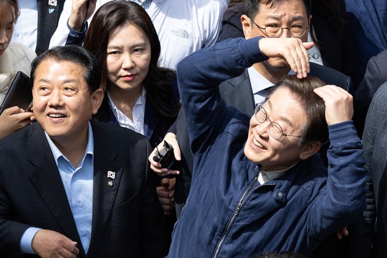 이재명 더불어민주당 대통령 후보가 2일 오후 강원 화천군 화천공영버스터미널 인근에서 지지자들을 향해 하트를 그려보이고 있다.뉴스1