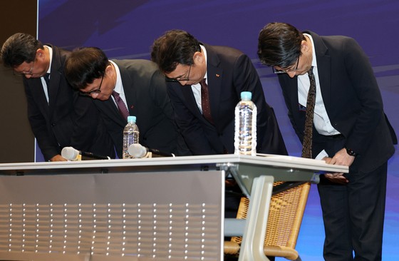 유영상 SK텔레콤 대표이사(오른쪽 두번째)를 비롯한 경영진들이 2일 오전 서울 중구 SK텔레콤 T타워에서 열린 해킹 사태 관련 일일 브리핑에서 고개 숙여 사과하고 있다.뉴스1