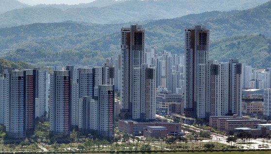 한국부동산원이 지난달 24일 발표한 '4월 셋째주(21일 기준) 전국주택가격동향조사'에 따르면 대통령 집무실 이전 기대감 등으로 한주 전 상승 전환한 세종시는 상승폭을 더 키웠다. 세종시는 지난주 0.04% 오르며 