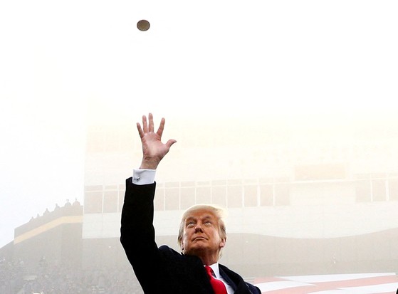 2020년 12월 12일 미국 뉴욕주 웨스트포인트에 있는 미키 스타디움에서 열린 미 육군과 해군 대학 미식축구 경기에 앞서 도널드 트럼프 미국 대통령이 동전을 던지고 있다. 로이터=연합뉴스. 