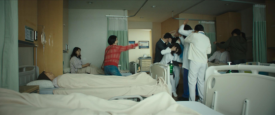 수미는 여러 병원을 전전하며 입원과 퇴원을 반복해왔다. 이번에도 중간 정산을 피하기 위해 말도 안되는 이유를 대며 의료진을 협박, 엄마를 병원에서 빼낸다. 이정현은 이러한 수미의 설정을 위해 "병원들에 사전조사를 다