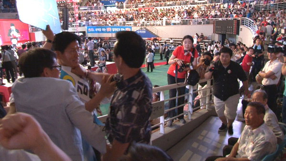2012년 8월 새누리당 대구경북 지역 합동연설회장에서 김문수 후보가 멱살을 잡히는 등 봉변을 겪었다. 중앙포토 
