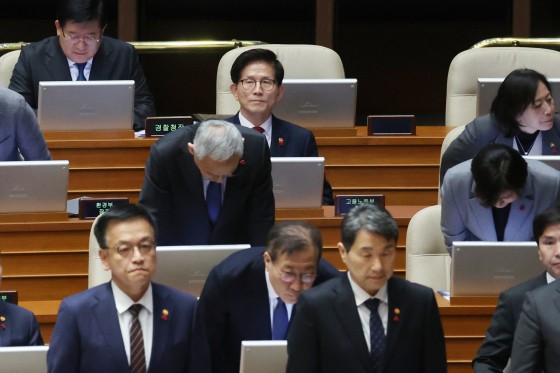 김문수 후보가 고용노동부 장관 재임 시절인 지난해 12월 국회 본회의에서 진행된 '윤석열 대통령 위헌적 비상계엄 선포 내란행위 관련 긴급현안질문'에서 더불어민주당 서영교 의원의 사과요구를 거부한 채 다른 국무위원들과