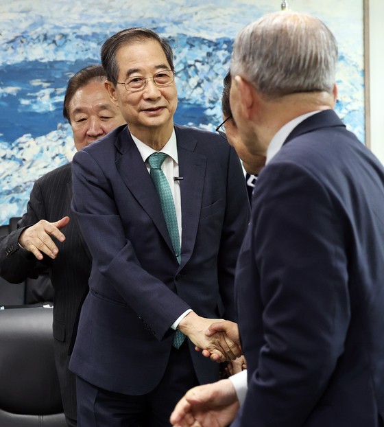 무소속 한덕수 대선 예비후보가 3일 오후 서울 영등포구 헌정회에서 정대철 헌정회장을 예방하며 헌정회원들과 인사를 나누고 있다. 뉴스1