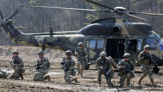 지난달 11일 경기도 파주시 무건리 훈련장에서‘자유의 방패(FS)’연합연습의 일환으로 진행된 연합 공중강습 훈련 중 수리온 헬기가 착륙하고 있다.육군 제1보병사단과 주한미군 2사단·한미연합사단이 참가했다.사진