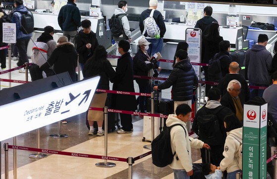 삼일절 연휴를 하루 앞둔 지난 2월 28일 김포국제공항 국제선 출국장이 여행객들로 붐비고 있다.뉴시스