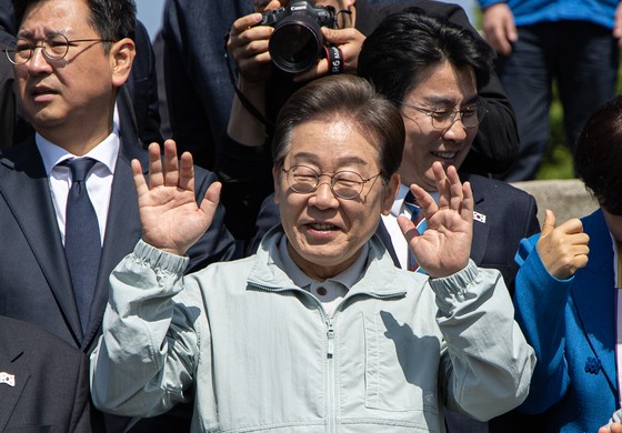 '골목골목 경청투어 : 단양팔경편'에 나선 이재명 더불어민주당 대통령 후보가 4일 오전 경북 영주시 문정둔치에서 열린 2025 영주 한국선비문화축제를 찾아 시민들에게 인사하고 있다. 뉴스1