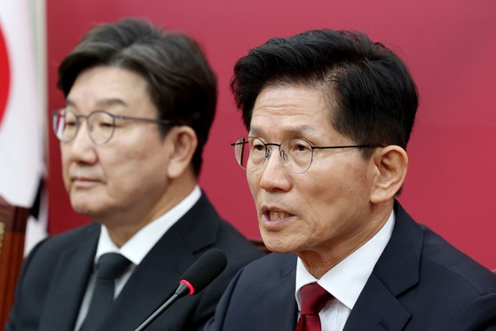 김문수 국민의힘 대통령 후보가 4일 오전 서울 여의도 국회에서 열린 선거대책위원회 회의에 참석해 발언하고 있다. 뉴스1