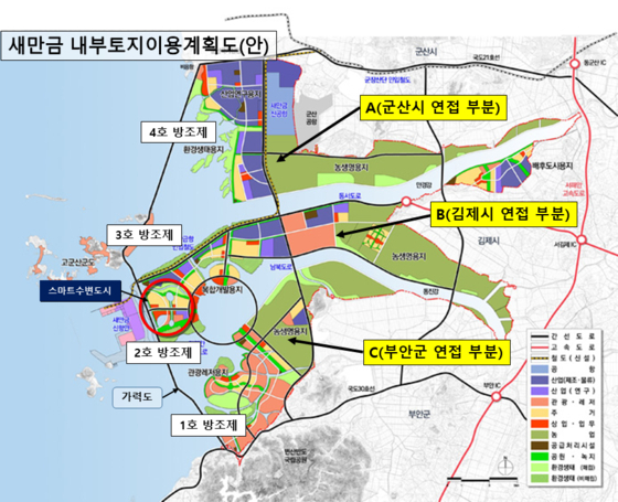 새만금 내부 토지 이용 계획도.빨간색 원이 스마트 수변도시이고,바로 앞 수역에 해양수산부가 '새만금항 신항'을 건설 중이다.사진 행정안전부