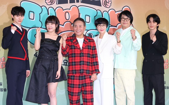 '대결! 팽봉팽봉' 주역들. 왼쪽부터 곽동연, 이은지, 이봉원, 팽현숙, 최양락, 유승호. 사진 연합뉴스
