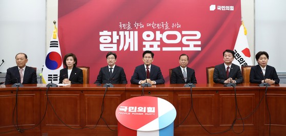 김문수 국민의힘 대통령 후보가 4일 오전 서울 여의도 국회에서 열린 선거대책위원회 회의에 참석해 발언하고 있다.뉴스1