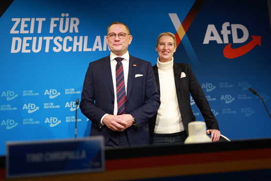 독일대안당(AfD) 공동대표 앨리스 바이델(오른쪽)과 티노 크루팔라(왼쪽)가 지난해 12월 7일(현지시간) 독일 베를린에서 기자회견에 앞서 사진촬영을 하고 있다.EPA=연합뉴스