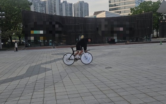 2일 오후 서울 송파구 올림픽공원에서 픽시 자전거로 스키딩 기술을 선보이고 있는 임정수(가명·17)군.신혜연 기자